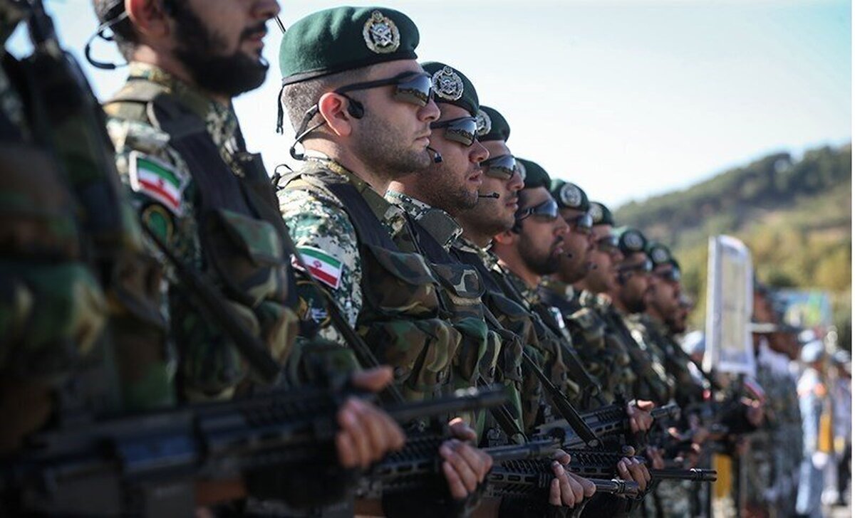 رژه ارتشیان با در دست داشتن سلاح سازمانی جدید و ایرانی مصاف در روز ارتش.