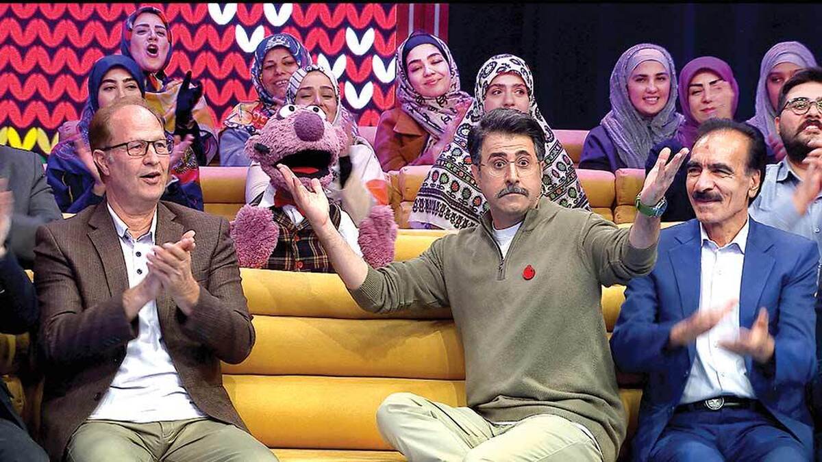 شب یلدا، نه فقط بهانه‌ای برای گذراندن طولانی‌ترین شب سال در کنار عزیزان است، بلکه همواره بهانه‌ای برای سنجش میزان خلاقیت و پویایی صداوسیما در خلق لحظاتی ماندگار برای مخاطبان بوده است. همیشه در این شب خاص، تلویزیون می‌کوشد تا با تدارک برنامه‌های ویژه، تبدیل به بخشی از کانون گرم خانواده‌ها شود. امسال نیز مانند هر سال، شاهد تلاش‌هایی برای خارج شدن از چارچوب‌های گذشته بودیم؛ تلاشی که در مرکز آن، حضور چهره‌های آشنا و تلاش برای ارائه محتوایی متفاوت قرار داشت.