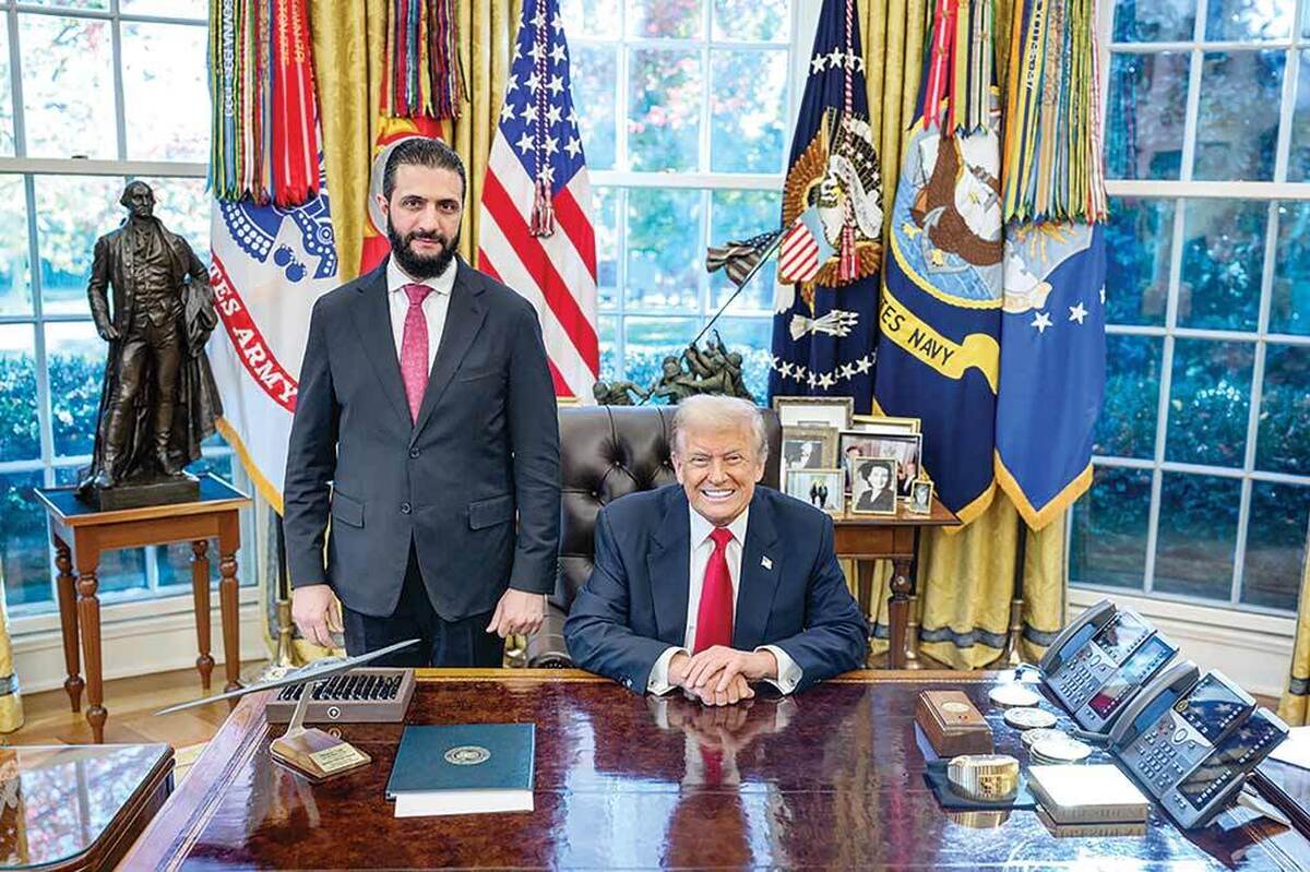 بازی آمریکا با تحریم‌های سزار علیه سوریه تازه‌ترین فصل جنگ اقتصادی طولانی واشنگتن علیه مردم سوریه است‌؛ تحریم‌هایی که از سال ۲۰۱۹ با بستن شریان‌های بانکی و سرمایه‌گذاری، زندگی میلیون‌ها سوری را پس از سال‌ها جنگ و ویرانی به مرز فروپاشی کشاند. تصمیم لغو این تحریم‌ها در ظاهر به نام «فرصت برای بازسازی» و «کمک به مردم» عرضه شده اما در عمل با زنجیره‌ای از شروط و گزارش‌های ادواری، بیشتر به طرح مهار و کنترل دولت جدید دمشق شبیه است تا اقدامی برای احترام به استقلال و حاکمیت یک کشور مستقل در قلب غرب آسیا.