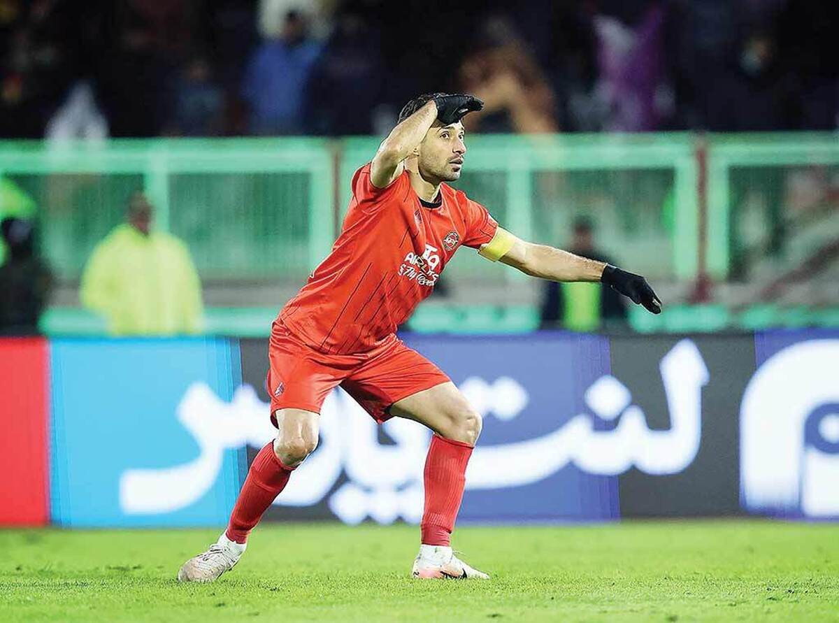 یک بار دیگر پرده‌ها کنار رفت و چهره زشت فوتبال خود را به همه نشان داد، آنجا که همه به پر و پای هم پیچیدند و برای یک نتیجه زمین و زمان را به هم دوختند. دیدار پرسپولیس و تراکتور نمایشی از خلاصه کل بی‌اخلاقی‌های فوتبال بود، از فحاشی‌های رکیک روی سکو گرفته تا درگیری بازیکنان داخل زمین.