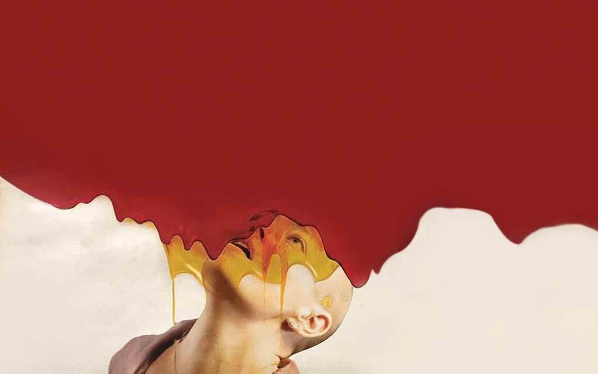 تئوری «توهم توطئه» از موضوعات دیرین مورد علاقه غرب صلیبی/صهیونی و بالطبع سینمای آن بوده و هست و همواره مخالفان خود و آنها را که به کارنامه استعمارگرانه‌شان در به بردگی کشاندن ملل و اقوام دیگر پرداخته‌اند با اتهام توهم توطئه منکوب کرده‌اند.تئوری توهم توطئه‌ برای نخستین بار در سال ۱۹۴۸ توسط کارل رایموند پوپر یهودی در مجمع عمومی دهمین گردهمایی بین‌المللی فلسفه در آمستردام مطرح شد.