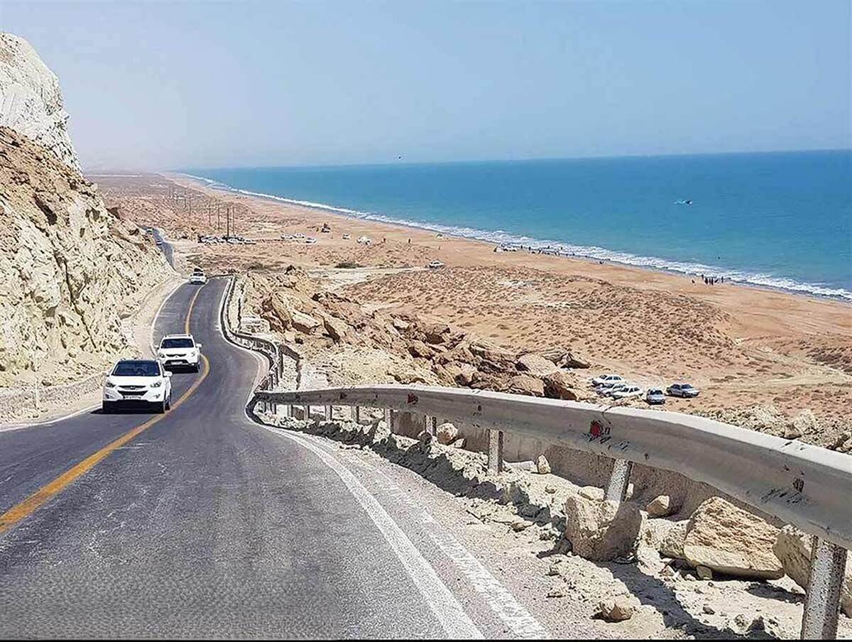 سیستان و بلوچستان، با دارا بودن تنها بندر اقیانوسی ایران، هم‌مرزی با افغانستان و پاکستان و قرارگیری در کریدور ترانزیتی بین‌المللی شمال-جنوب، به عنوان یکی از کلیدی‌ترین مناطق زیرساختی کشور به‌شمار می‌آید. با این تفاسیر و باتوجه به استاندارد نبودن محورها و راه‌های این استان، ترددها بخصوص در حوزه جابه‌جایی بار، با مشکلاتی مواجه است.حالا و در دولت چهاردهم بر بهبود و توسعه زیرساخت‌ها و تکمیل بزرگراه‌های سیستان و بلوچستان که نقش مهم و حیاتی در اقتصاد منطقه‌ای، امنیت و تجارت بین‌المللی برعهده دارند، تاکید شده است.