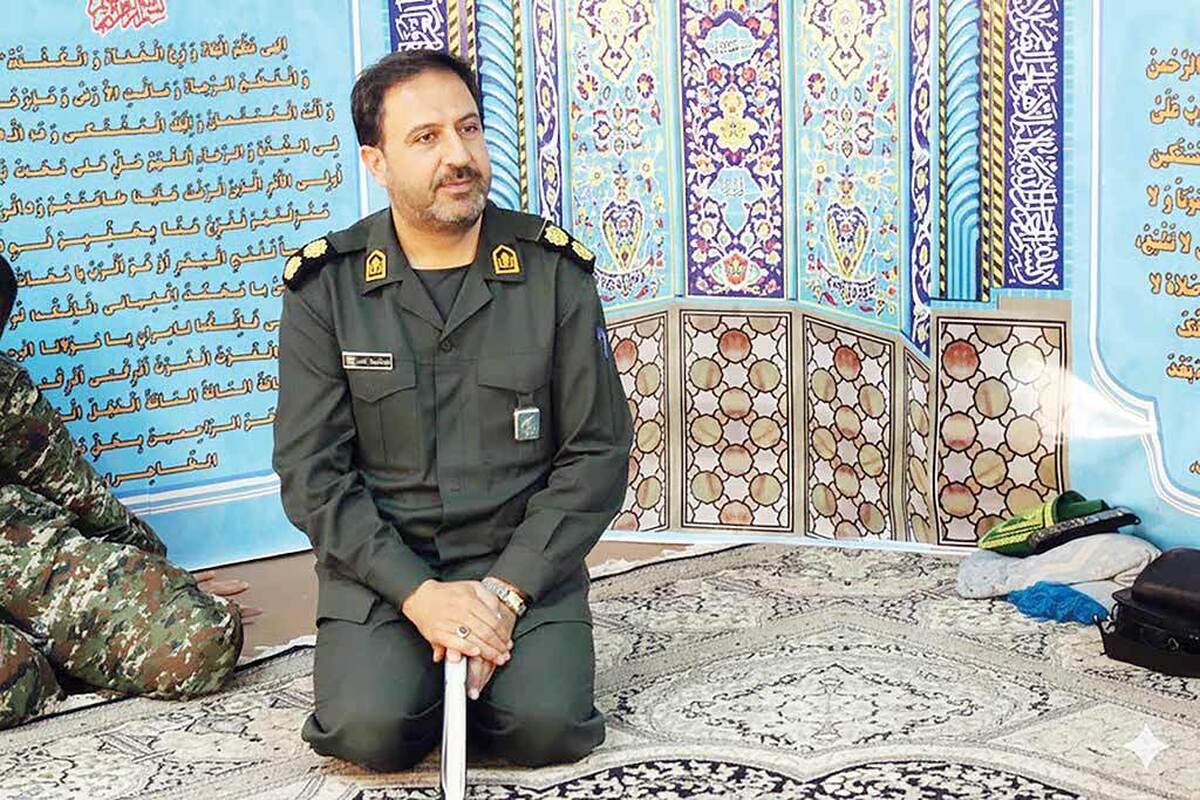 بعضی آدم‌ها از همان کودکی، میان بازی‌های ساده در پس‌کوچه‌های شهر و زیر سایه درختان انار، مشق پرواز می‌کنند. داستان زندگی سرتیپ دوم پاسدار، شهید عبدالرسول زارعی، حکایت یکی از همین فرزندان غیرتمند دیار نجف‌آباد است‌؛ مردی که پیوند عجیبی میان خاک اجدادی و آسمان بلند هوافضا برقرار کرد.