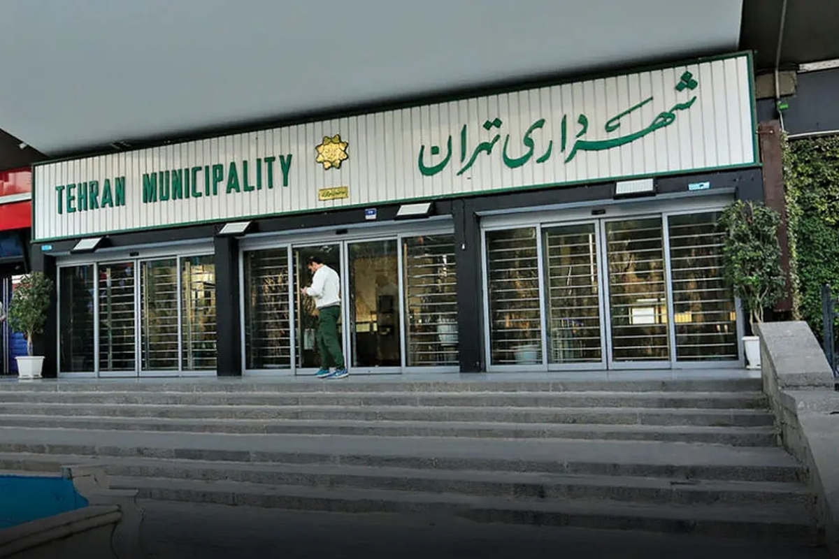 شهریور امسال بود که آیین‌نامه اجرایی رشته‌های تحصیلی مرتبط برای انتخاب شهردار توسط معاون اول رئیس‌جمهور ابلاغ شد؛ اصلاحیه‌ای که توسط دولت و مجلس شورای اسلامی بازنگری و محدودیت‌هایی برای رشته‌های تحصیلی مورد قبول برای شهردار ایجاد کرد و معافیت‌هایی را که پیش از این به شهرداران با سابقه طولانی اجازه می‌داد بدون محدودیت مدرک تحصیلی فعالیت کنند،‌ حذف کرد.