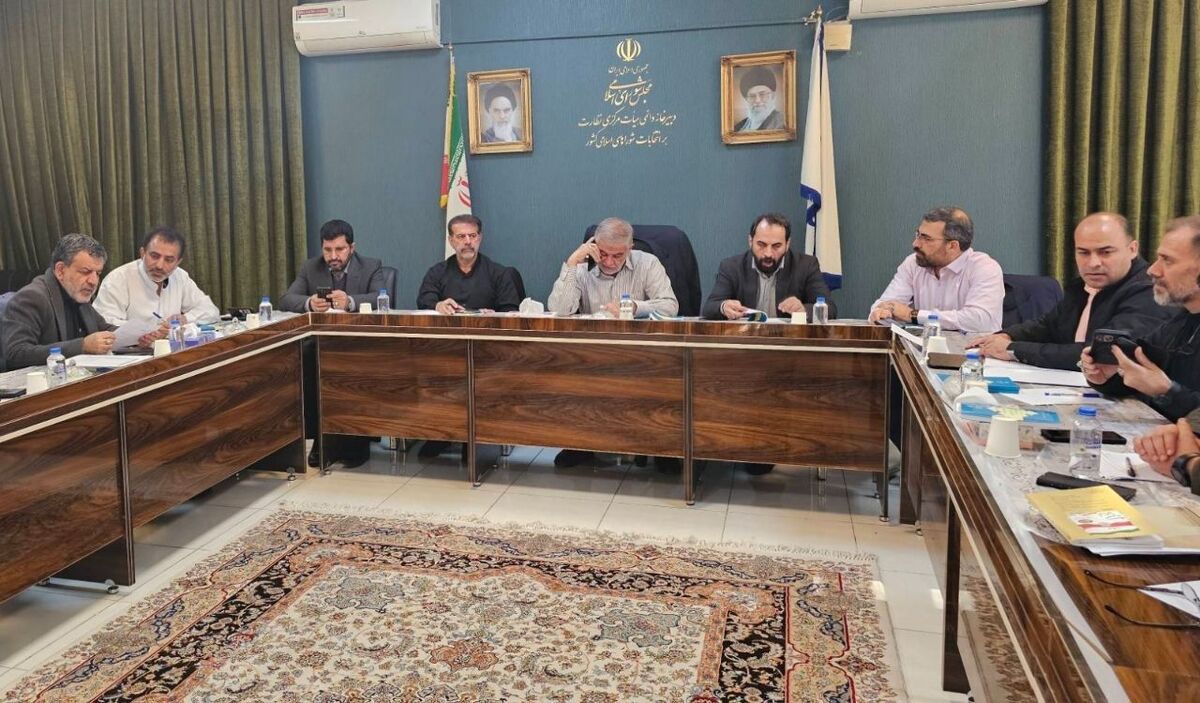 رئیس هیات مرکزی نظارت بر انتخابات هفتمین دوره شورا‌های اسلامی شهر و روستا از منع قانونی حضور اعضای شورا‌ها در هیات‌های نظارت بر انتخابات خبر داد و گفت: شهرداران و دهیاران نیز حق عضویت در هیات نظارت شهر‌ها و بخش‌های محل فعاایت خود را ندارند.