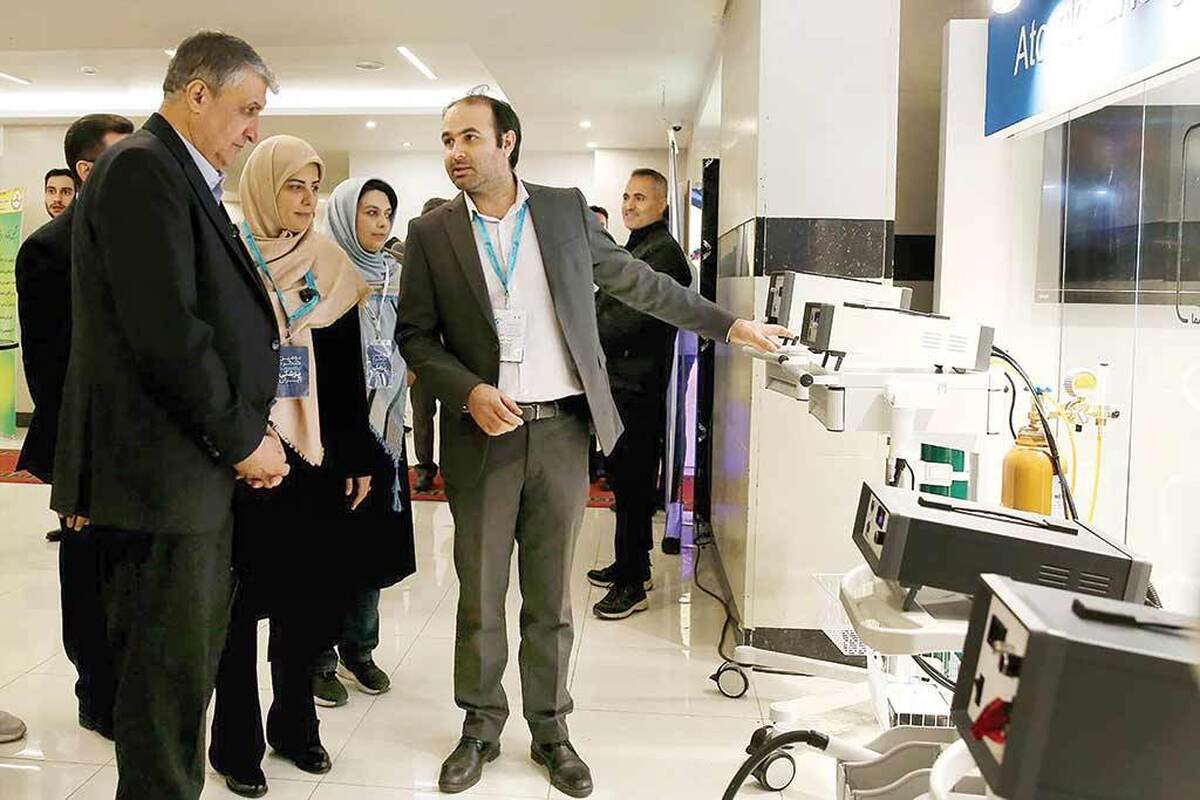 سرطان همچنان یکی از چالش‌های اساسی پزشکی مدرن است که درمان آن به دلیل اثرات جانبی روش‌های سنتی مانند شیمی‌درمانی و پرتودرمانی، همچنان با محدودیت‌های جدی مواجه است. در سال‌های اخیر، روش‌های نوینی برای درمان سرطان با هدف کاهش عوارض جانبی وافزایش دقت درمانی توسعه یافته‌اند.به عنوان مثال ژن‌درمانی یکی از این روش‌هاست که بااصلاح ژنتیکی سلول‌های بیماریا تقویت سیستم ایمنی، باعث تخریب سلول‌های سرطانی می‌شود.