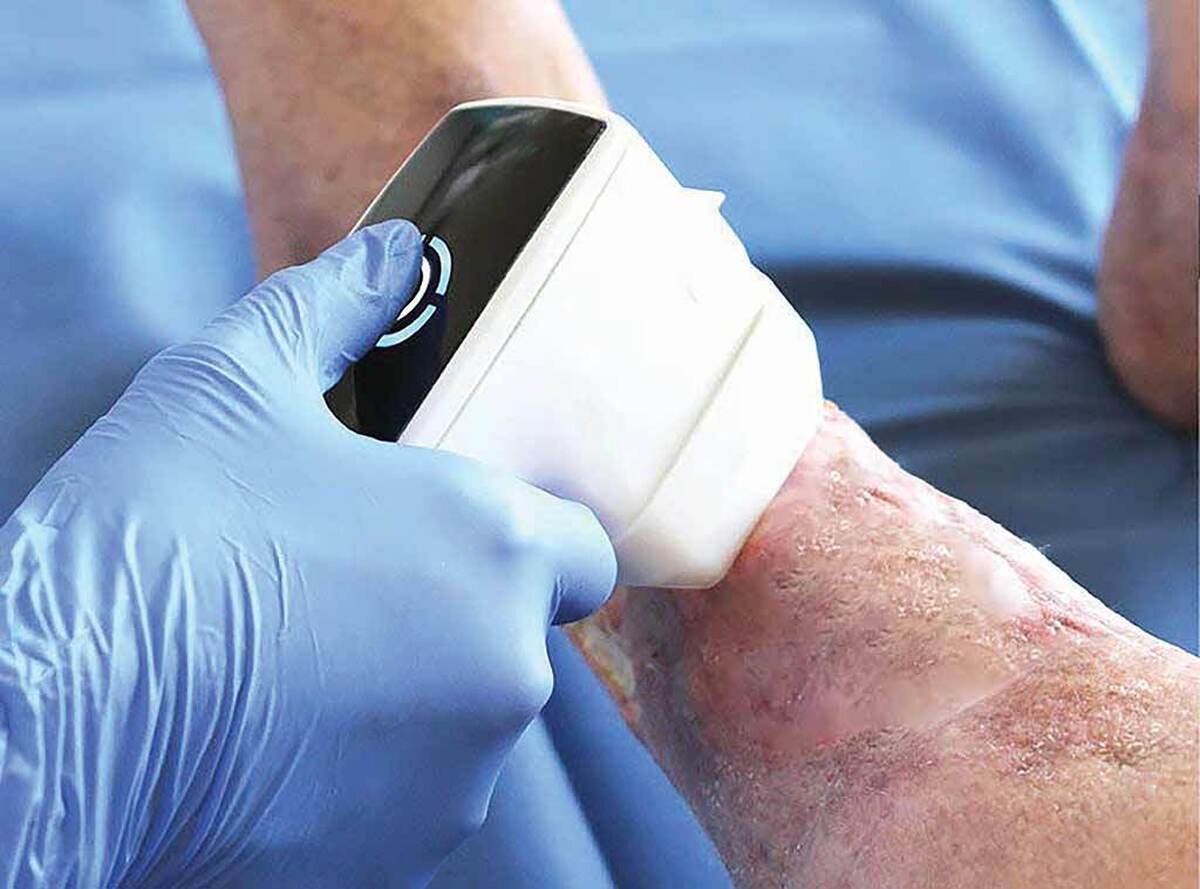 پلاسما که از آن با عنوان «حالت چهارم ماده» یاد می‌شود، از دهه‌ ۱۹۶۰ در علوم فیزیک و مهندسی شناخته شده بود‌ اما ورود آن به عرصه پزشکی بسیار دیرتر و با تحولات فناورانه مهمی همراه بود. پلاسماهای غیرحرارتی یا پلاسمای سرد که قادرند در دماهای نزدیک به محیط عمل کنند، امکان تماس مستقیم با بافت‌های زنده را فراهم ساختند و نقطه آغاز پلاسماپزشکی (Plasma Medicine) شدند.