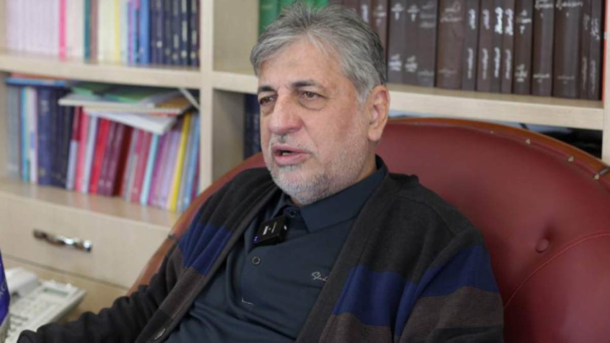 در دهه‌های اخیر، یکی از چالش‌های اساسی انقلاب اسلامی، پیشی‌گرفتن عمل بر نظر بوده است. در سطوح مختلف سیاسی و مدیریتی کشور، معمولا مباحث عملی و اجرایی غلبه داشته و کمتر به استدلال‌ها و مباحث بنیادین نظری و راهبردی توجه شده است.