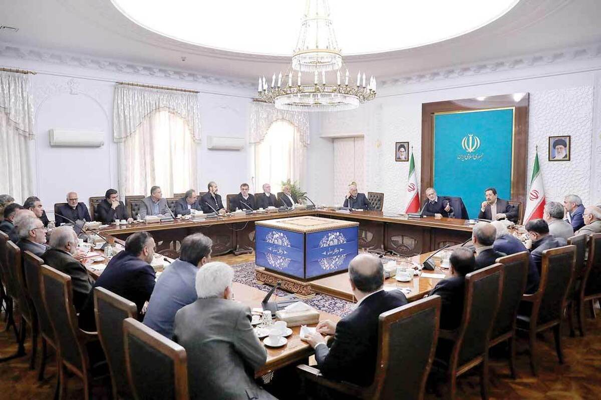 اقتصاد کشورطی یک ماه گذشته حواشی مختلفی را پشت سر گذاشت؛ گران شدن کالاهای اساسی در کنار نوسان شدید نرخ ارز و طلا، منجر به التهاب در بازارها شد. با این حال نوسانات اخیر بازار ارز بیش از هر چیز تابع افزایش انتظارات تورمی و سیگنال‌های سیاست‌گذار بوده است.