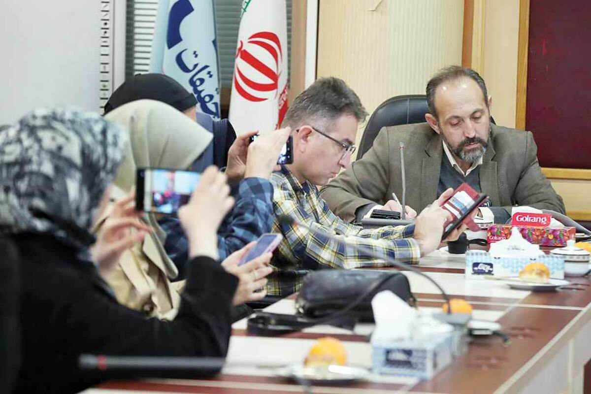 خبرنگار رسانه «آوش» صبح روز چهارشنبه ۳دی در حیاط دولت از دکتر پیمان جبلی ‌‌‌پرسید ‌‌این ۷۰‌درصد مخاطب صداوسیما را از کجا آورده‌اید، رئیس سازمان صداوسیما نگاهی به لوگوی میکروفن ‌‌انداخت و گفت شما خبرنگار آوش هستید؟ از شما دعوت می‌کنم هر زمان که برای‌تان مقدور بود تشریف بیاورید و روند نظرسنجی‌های ما را در مرکز تحقیقات‌ شفاف بررسی کنید.‌