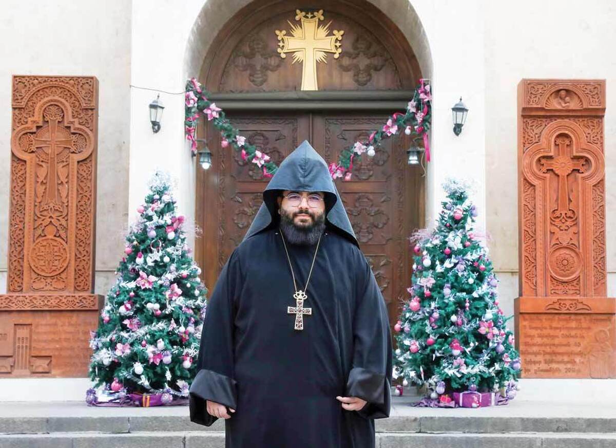 کلیسا حال و هوای خاصی دارد. حیاط‌، اتاق‌، راهرو و راه‌پله‌ها غرق نور و رنگ است. اینجا ‌در کلیسای سرکیس مقدس، مرکز شورای خلیفه‌گری ارامنه تهران همه آماده‌اند تا سال نو میلادی را جشن بگیرند؛ جشنی با این امید که سال پیش ‌رو، همه اتفاقات تلخ جهان در سال گذشته را پاک کند و نوید روزهایی سرشار از صلح، امید و عدالت را به مردم جهان بدهد‌. همان چیزی که حضرت‌مسیح(ع)‌ وعده‌اش را داده است.