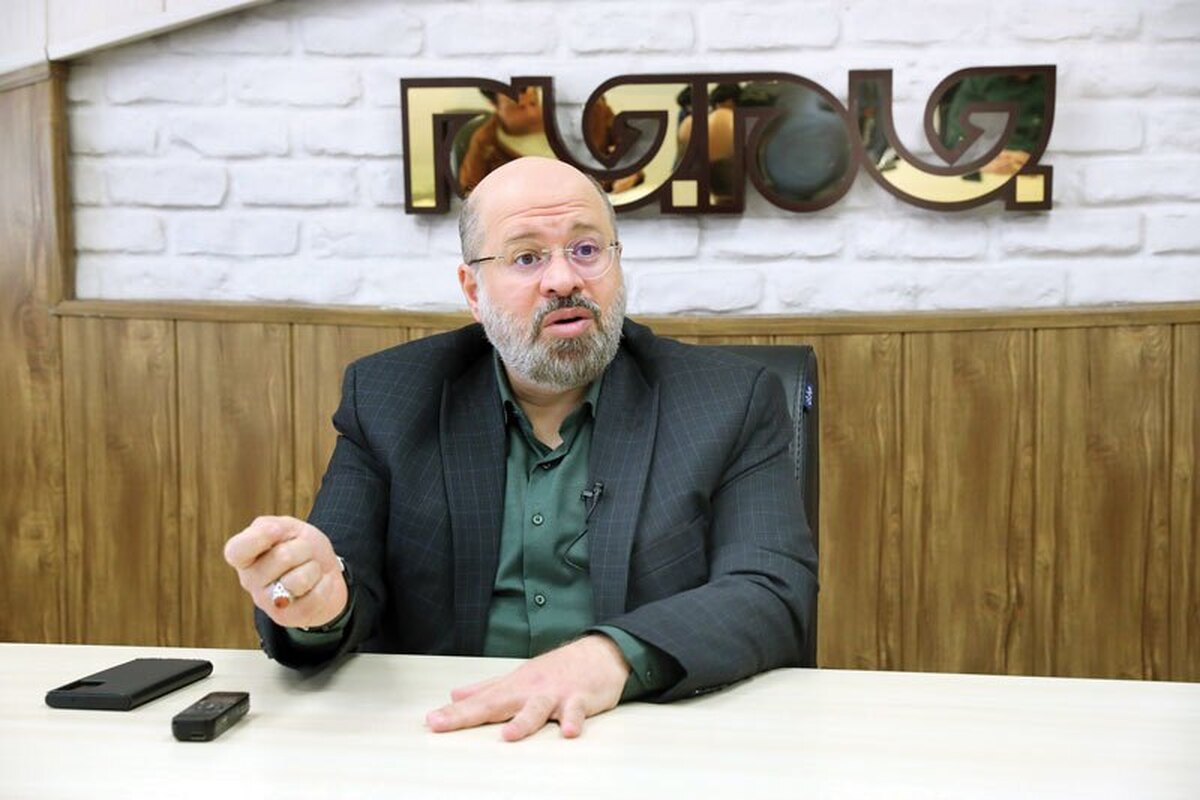  شهادت سردار سپهبد حاج قاسم سلیمانی نه‌تنها یک فقدان بزرگ برای ملت ایران بلکه ضربه‌ای تعیین‌کننده به امید دشمنان محور مقاومت بود؛ دشمنانی که گمان می‌کردند با حذف فیزیکی این فرمانده، جبهه مقاومت دچار فروپاشی خواهد شد اما تحولات سال‌های اخیر به‌ویژه پس از عملیات «طوفان‌الاقصی» نشان داد مکتب فکری حاج قاسم فراتر از یک فرد، به مدرسه‌ای زنده و پویا تبدیل شده است. خالد قدومی نماینده جنبش مقاومت اسلامی فلسطین در گفت‌وگو با جام‌جم از تجربه‌های شخصی خود در دیدار با شهید سلیمانی می‌گوید و نقش محوری او را در تقویت وحدت امت اسلامی، پشتیبانی همه‌جانبه از مقاومت فلسطین و تغییر موازنه قدرت به زیان رژیم صهیونیستی تشریح می‌کند. 