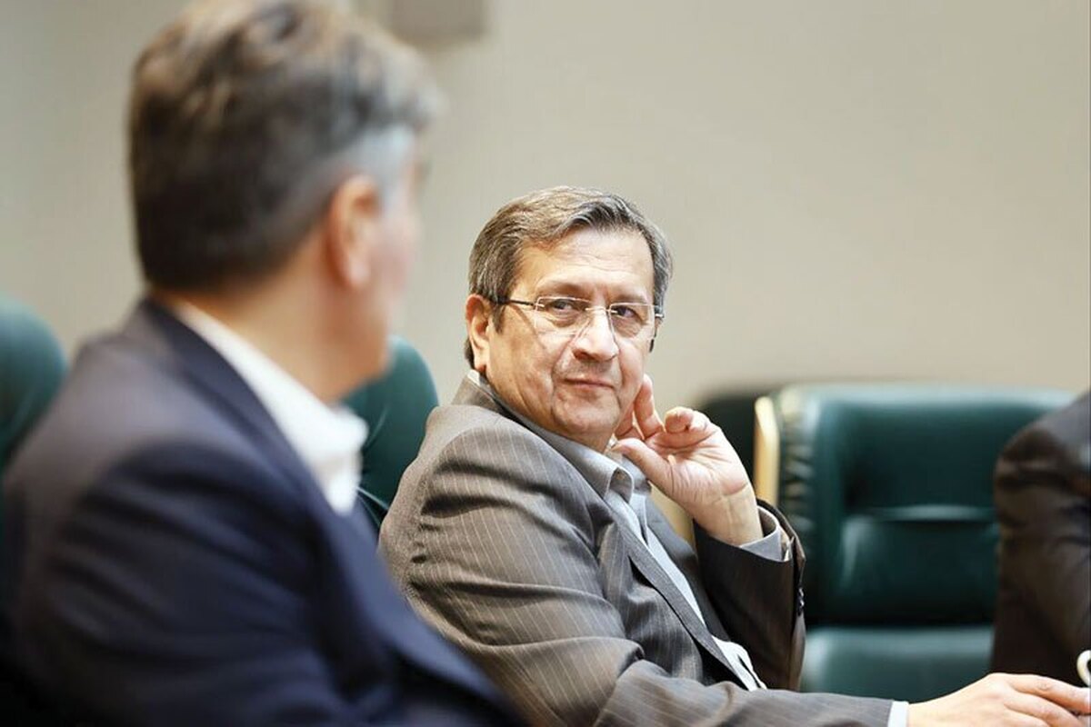 عبدالناصر همتی، جایگزین محمدرضا فرزین، در بانک مرکزی شد. این دومین بار است که همتی با عنوان رئیس‌کل وارد ساختمان میرداماد می‌شود. وی از پیش از این سال ۹۷ تا ۱۴۰۰ در این سمت قرار داشت. اواخر آذر بود که خبر استعفای محمدرضا فرزین از رئیس کلی بانک مرکزی منتشر شد. هرچند تا پیش از آن روز، چندین بار دیگر نیز این خبر منتشر شد اما تفاوت آن با خبرهای دیگر این بود که به صورت رسمی از سوی دولت تکذیب نشد. اواسط هفته جاری محمدمهدی طباطبایی، معاون ارتباطات و اطلاع‌رسانی دفتر رئیس‌جمهور اعلام کرد که محمدرضا فرزین از سمت خود استعفا داده و عبدالناصر همتی جایگزین او در بانک مرکزی خواهد شد.