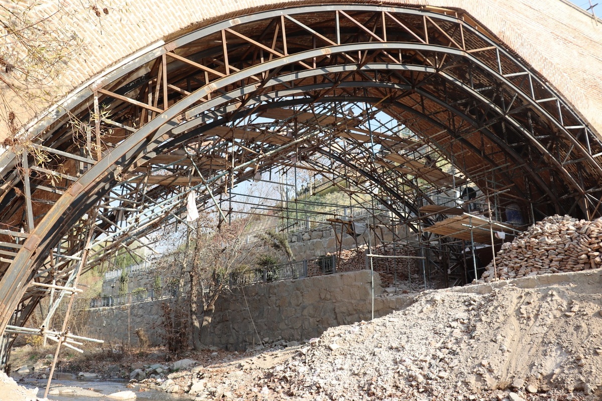 معاون میراث فرهنگی اداره‌کل میراث فرهنگی، گردشگری و صنایع دستی استان البرز با تکذیب شایعات منتشر شده در فضای مجازی درباره رها شدن پل تاریخی خاتون، گفت: این پل پس از دو سال مرمت و بازسازی اصولی، اکنون با حفظ کامل اصالت بنا آماده بهره‌برداری عمومی است و تمامی مراحل مرمت و ساماندهی با برنامه‌ریزی دقیق و هماهنگی کامل با نهاد‌های ذی‌ربط انجام شده است.
ب