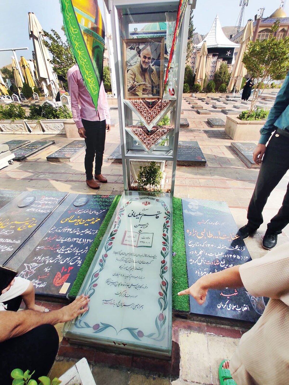 کرمان، مهد و آرامگاه مردی که قلبش برای مردم ایران و مظلومان جهان می‌تپید، باردیگر در ششمین سالگرد آسمانی شدن سردار سلیمانی، میزبان دریایی از عاشقان شد.این بار، زمین‌لرزه‌ای از جنس دلتنگی و ارادت در دل‌ها پیچیده است؛ زائرانی که از هر گوشه این پهنه‌ گیتی، مسیر عشق را درپیش گرفته‌اند تا در پایتخت مقاومت، باردیگر با آرمان‌های بلند این فرمانده بزرگ جبهه مقاومت بیعت کنند.