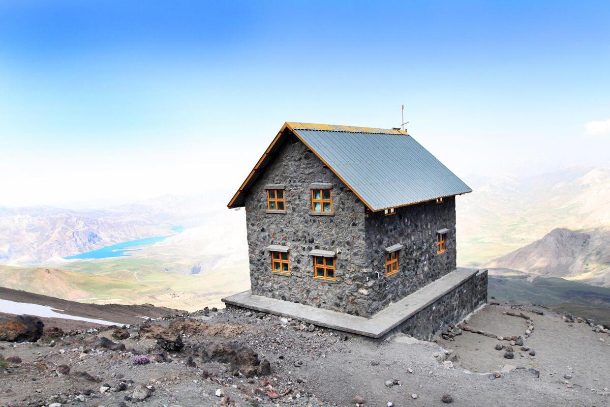 سلام . من نمی دانم کجایید یا چه زمانی دارید این نوشته مرا می خوانید ، ولی امیدوارم که همیشه سایه پدر بالا سرتان باشد.پدر مرد بزرگیست ، کسی که نباشد زنگی کلا نابود می شود ، اول از همه ستون خانواده است و پشتوانه و کوهی در برابر مشکلاتی که هیچ وقت ازش نمیگه و خودش با هر زحمتی حلش می کنه .پدر بزرگ مردیست کسی که بچه بودم با حمایت او راه رفتم و با مهر مادر فهمیدم که عشق پدر چیست .البته هیچ کس از عشق این دو بزرگوار آگاه نیست و خداست که میداند که در صدا زدن های آنان چه مهری لبریز است .