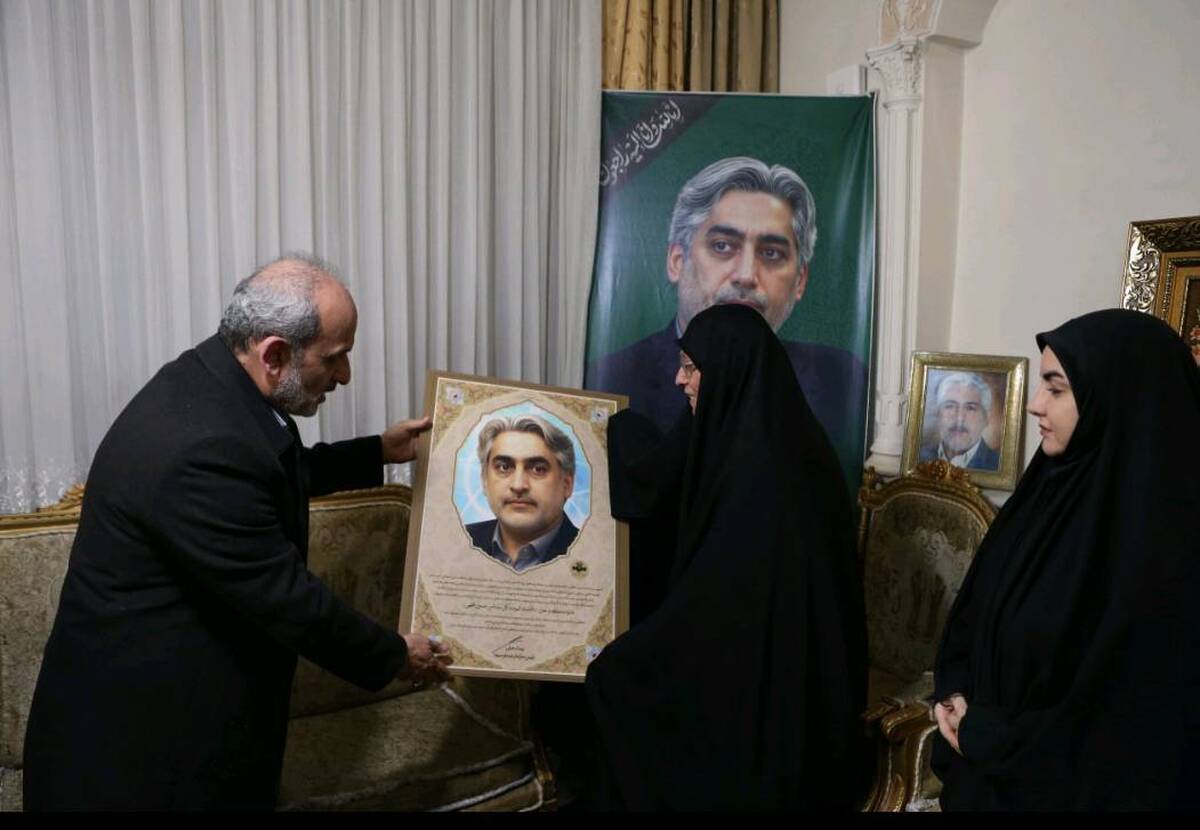 رئیس رسانه ملی در دیدار با خانواده شهید مقاومت سیدامیرحسین فقهی، از شهدای دانشمند هسته‌ای جنگ تحمیلی ۱۲روزه، با گرامیداشت یاد و نام این شهید والامقام، وی را «شهید پیشرفت و اقتدار» توصیف کرد.