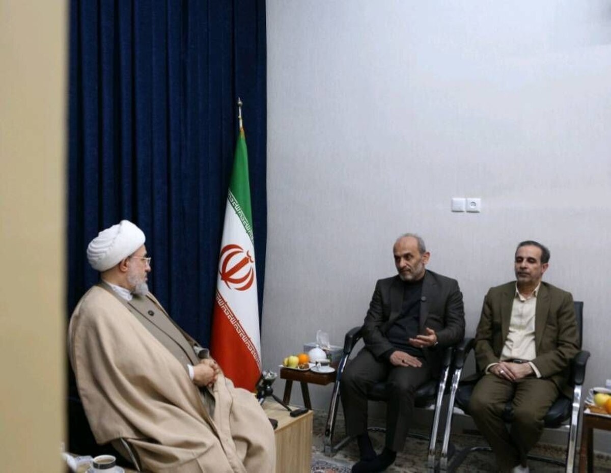 رئیس سازمان صداوسیما در سفرش به استان قم، با آیت‌الله محسن اراکی، عضو مجلس خبرگان رهبری، دیدار و گفت‌وگو کرد.