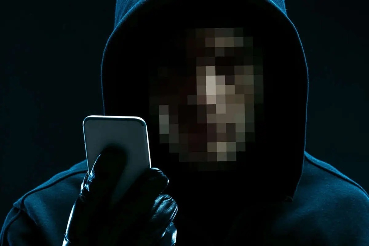 رئیس پلیس فتای فراجا با هشدار نسبت به افزایش فعالیت فروشگاه‌ها و مشاوران جعلی در پلتفرم‌ های خارجی مانند اینستاگرام و تلگرام، گفت: این کسب‌وکارها با شگردهای حرفه‌ای اعتماد کاربران را جلب کرده و در نهایت اقدام به کلاهبرداری می‌کنند. پلیس فتا این فعالیت‌ها را رصد و در صورت تخلف برخورد قانونی انجام می‌دهد، اما برای خرید و فروش‌های کلان و امن، شهروندان ترجیحاً از بازارهای آنلاین داخلی استفاده کنند.