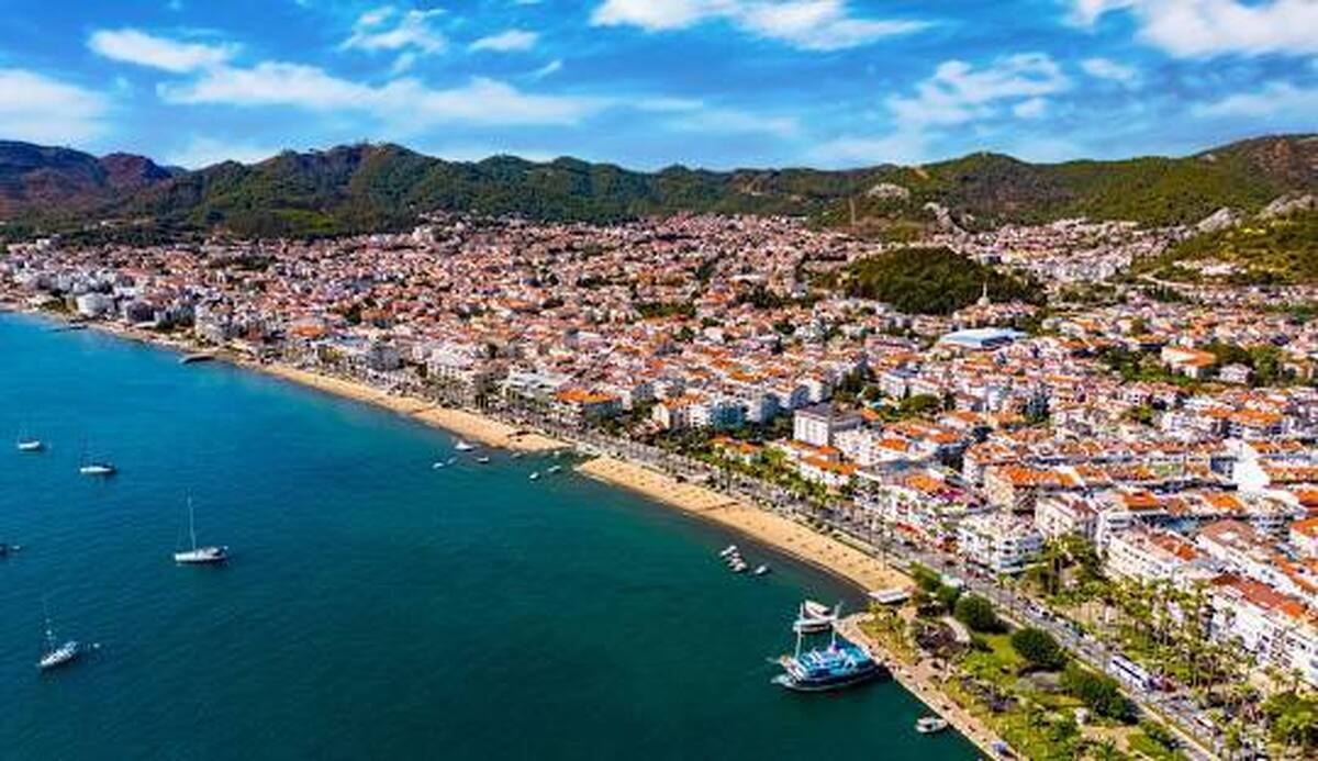 چکیده : مارماریس شهری بندری و آرام در جنوب‌غرب ترکیه است؛ جایی با آب‌های فیروزه‌ای، سواحل خلوت‌تر و تفریحات آبی متنوع. تور مارماریس گزینه‌ای مناسب برای زوج‌ها، خانواده‌ها و کسانی است که هم استراحت می‌خواهند هم هیجان. اقامت در هتلی مثل Orka Lotus Beach، با ساحل اختصاصی و خدمات All Inclusive، کیفیت سفر را بالاتر می‌برد. با توجه به زمان سفر، نوع هتل و پرواز، قیمت تور مارماریس متغیر است؛ اما اگر خدمات داخل پکیج را هوشمندانه مقایسه کنی، سفری باکیفیت و مقرون‌به‌صرفه خواهی داشت — مخصوصاً برای نوروز که هوا دلپذیر و هزینه‌ها منطقی‌ترند.