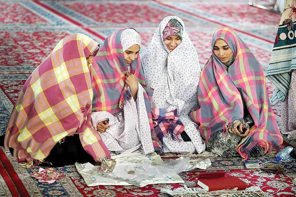 روزها بی‌وقفه می‌گذرند و در این میان کارشناسان نسبت‌ به پیامدهای زندگی ماشینی و غرق‌شدن در فضای مجازی و ازدست‌رفتن ارزش‌ها هشدار می‌دهند. در این شرایط فرصت‌هایی لازم است تا انسان بتواند اندکی به‌معنای واقعی زندگی بیندیشد؛ روزهای اعتکاف به‌ویژه برای نسل امروز چنین فرصتی است.