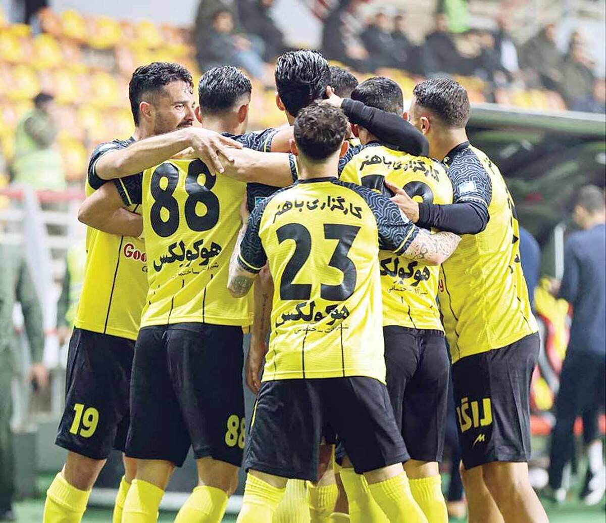 سپاهان با محرم نویدکیا به قهرمانی نیم فصل رسید، با یک بازی کمتر نسبت به سایر مدعیان. ارزش کار محرم نویدکیا زمانی بیشتر مشخص می‌شود که به یاد بیاوریم این سرمربی در ابتدای فصل ضعیف‌ترین نتایج را کسب کرد و حتی تحت فشار هواداران اصفهانی نیز قرار گرفت اما همه چیز برای یک بازگشت رویایی فراهم بود و حالا این تیم در صدر جدول است.