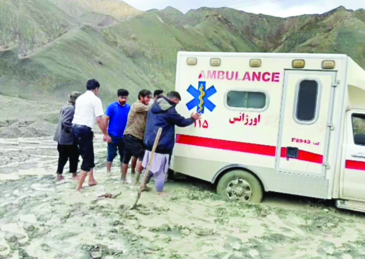 برای آنهایی که در مناطق بیابانی و نیمه‌بیابانی زندگی می‌کنند روبه‌رو شدن با عقرب و نیش خوردن توسط این حیوان چندان دور از انتظار نیست. نجات یافتن از نیش عقرب به فاکتورهای زیادی نیاز دارد. دسترسی به مراکز درمانی پیشرفته برای دسترسی به پادزهر عقرب، زمان رسیدن به بیمارستان، دسترسی سریع به جاده و خودرو و... همه کمک می‌کنند یا فرد زنده بماند یا با درد و رنج زیاد از دنیا برود.