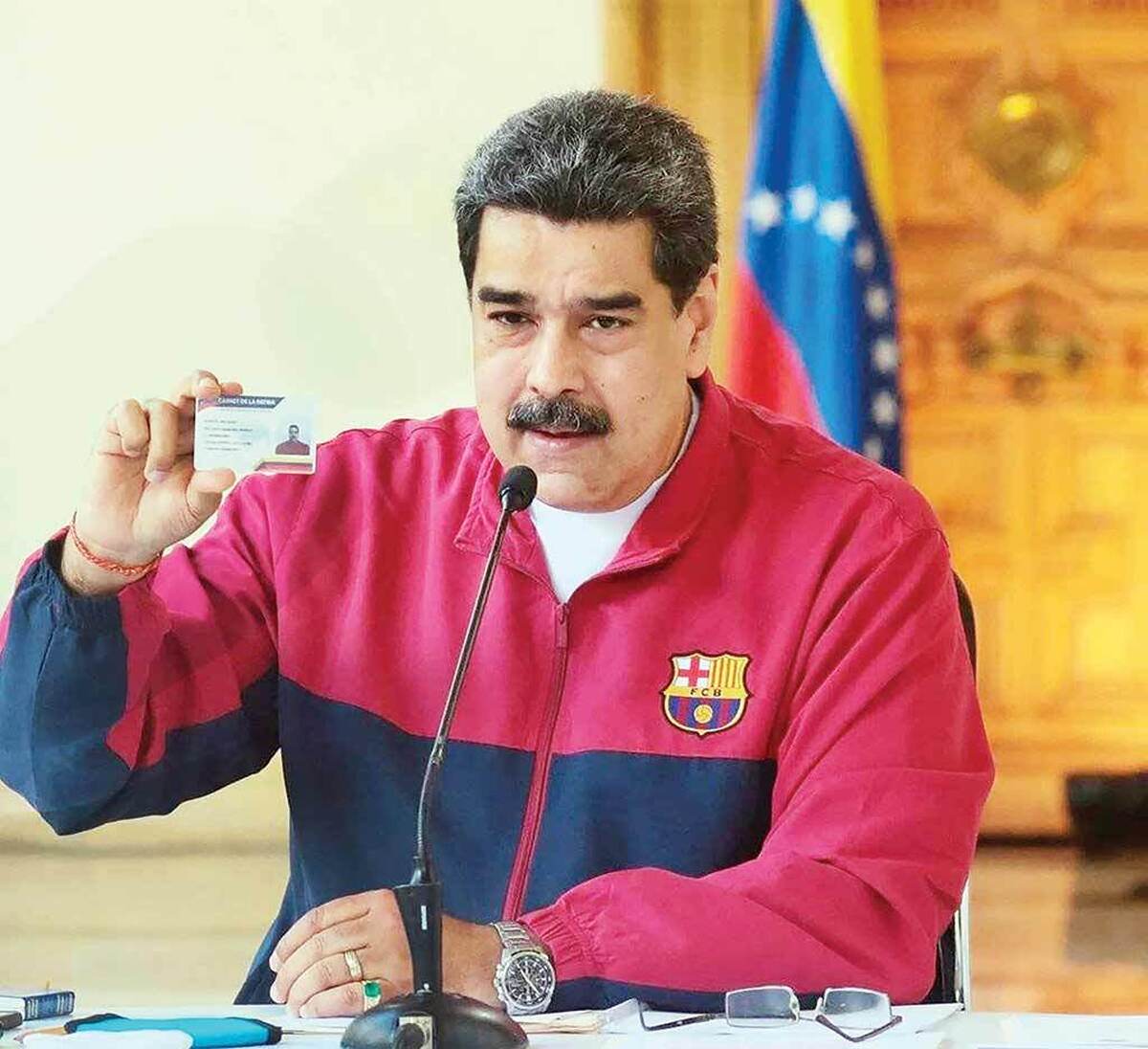 نام نیکلاس مادورو این روزها بیش از هر زمان دیگری در صدر اخبار سیاسی جهان دیده می‌شود؛ رئیس‌جمهور ونزوئلا که طبق گزارش‌ها همراه همسرش توسط نیروهای ایالات متحده ربوده شده، بار دیگر توجه رسانه‌ها را به خود جلب کرده است. با این حال او فقط یک چهره سیاسی جنجالی نبود؛ او سال‌ها با علاقه‌اش به فوتبال، به‌ویژه باشگاه بارسلونا بارها خبرساز شده بود؛ علاقه‌ای که گاهی به شوخی‌های عجیب و گاهی به واکنش‌های احساسی ختم شده است.