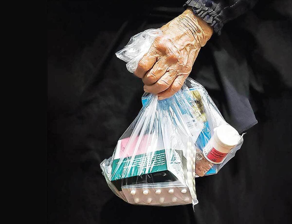 برای بیماران و خانواده‌‌های آنها‌ دارو نه ‌ انتخاب بلکه ‌ضرورتی اجتناب‌ناپذیر است. ‌ افزایش قیمت، ‌ کمبود وهر اختلال در زنجیره تأمین دارو مستقیما کیفیت زندگی این افراد را تحت تأثیر قرارمی‌دهد.طرح دارویار که قرار بود ‌مشکلات این  حوزه را برطرف کند راه به‌جایی نبرده است. این روزها نیز زمزمه‌های حذف ارز ۲۸هزار و ۵۰۰تومانی دارو مطرح می‌شود.