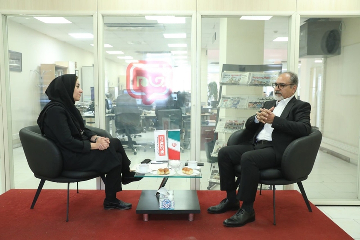 علی شیرازی را می‌توان یکی از هنرمندان مطرح و پرسابقه در عرصه خوشنویسی و نقاشی‌خط دانست.