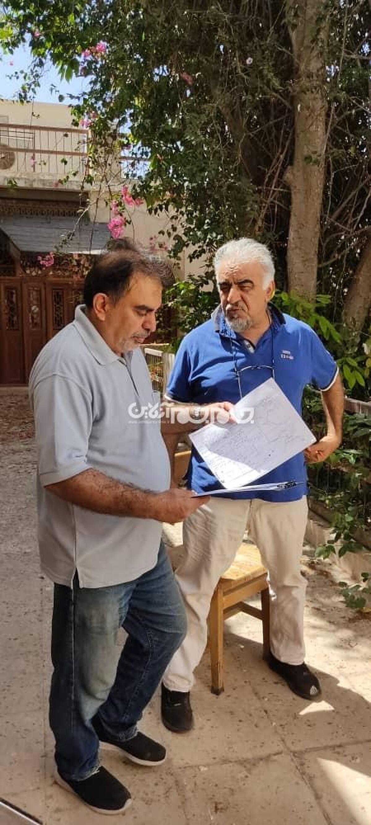 یکی از خاطرات شیرین ضبط، سکانس روی عرشه لنج در طلوع آفتاب بود. وقتی دوربین آماده و تیم روی آب مستقر شده بود، حرکت نرم لنج، انعکاس نور روی آب و سکوت صبحگاهی به‌قدری واقعی بود که همه حس کردیم روح ناخدا عباس در صحنه حضور دارد.