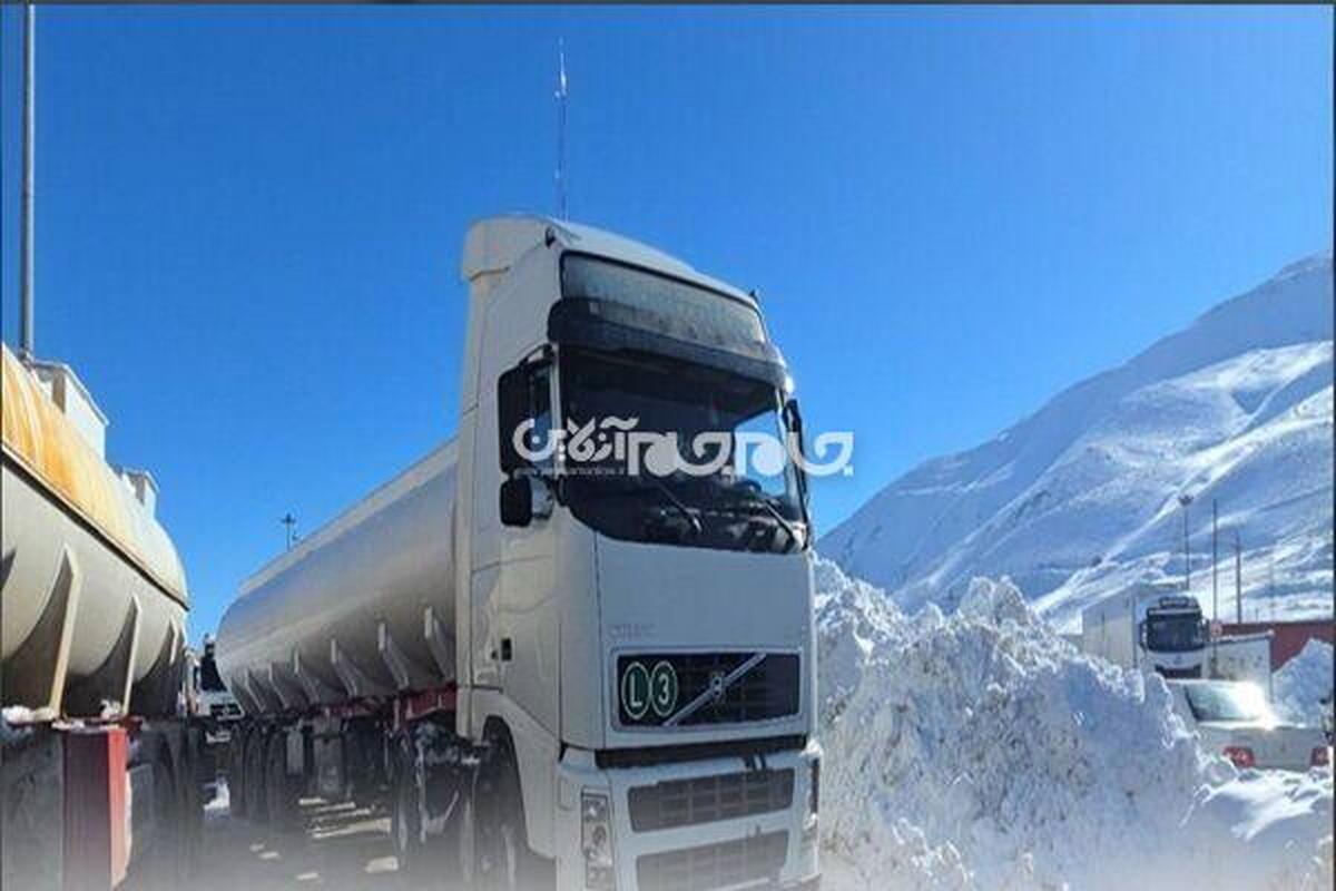 رئیس اداره ترانزیت اداره‌کل راهداری و حمل‌ونقل جاده‌ای آذربایجان‌غربی از رشد قابل توجه تردد ناوگان باری، مسافری و ترانزیتی از پایانه‌های مرزی استان در ۹ ماهه گذشته از سال جاری خبر داد.
