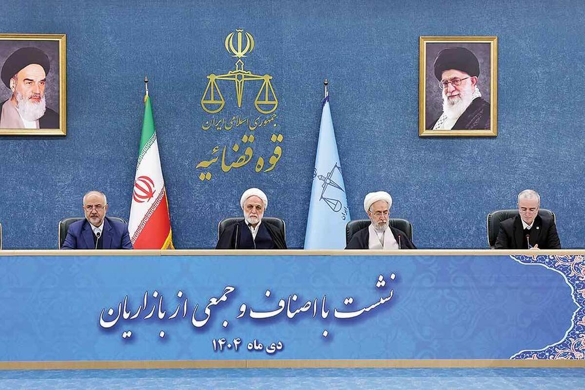 درهفته گذشته و روزهای اخیر، بازار تهران و برخی مراکز تجاری مهم کشور شاهد اعتراض‌های صنفی بازاریان و کسبه بود که رنگ و بوی مشکلات اقتصادی ناشی از فشار اقتصادی به اصناف و بازاریان داشت.بازاری‌ها ستون فقرات اقتصاد سنتی ایران محسوب می‌شوند اما نوسانات شدید و لحظه‌ای نرخ ارز، رکود حاکم بر دادوستدها و از همه مهم‌تر، تصمیمات ناگهانی، فضای کسب‌وکار آنها را غبارآلود و امکان پیش‌بینی حتی برای ۲۴ساعت آینده را ازفعالان بازار سلب کرده است.