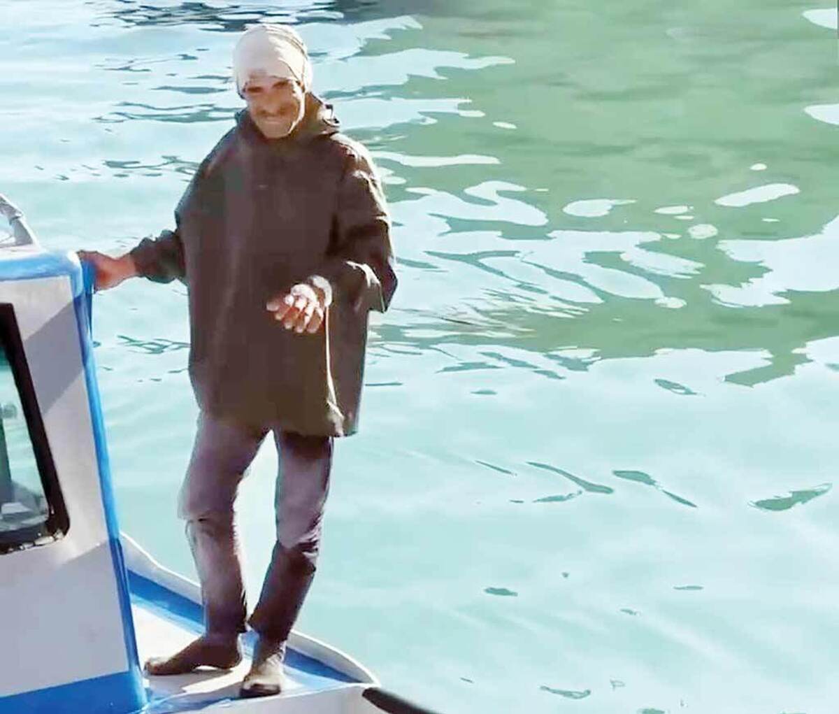 پس از گذشت ۹۶ ساعت مرگبار، صیاد ۵۶ ساله اهل محله سیدصفا در بندر دیر، در حالی سرگردان و تنها در میان امواج دریا پیدا شد که در این چهار روز ممکن بود جان خود را در اثر مواجهه با امواج سهمگین و طوفان‌ها از دست بدهد اما با پیگیری مداوم خانواده، جست‌وجوی امدادگران و حضور ۲۵ صیاد جست‌وجوگر با قایق‌های‌شان به‌سلامت پیدا شد.