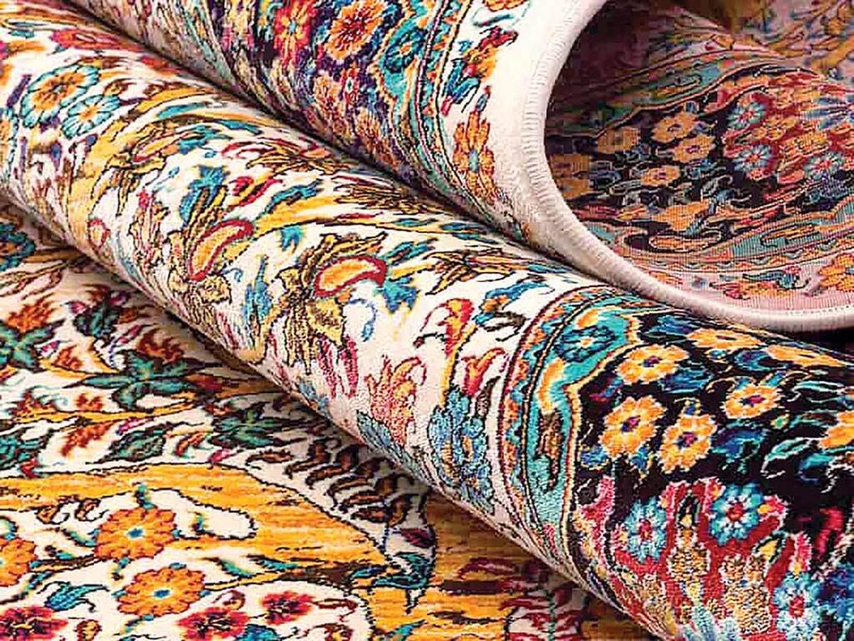 فرش دستباف ایرانی، یکی از نمادهای اصلی فرهنگ و هنر ایران، قرن‌ها به عنوان یکی از مهم‌ترین کالاهای صادراتی غیرنفتی کشور شناخته می‌شد. این صنعت که ریشه در تاریخ چند هزار ساله ایران دارد، روزگاری جایگاه نخست جهانی را در تولید و صادرات داشت و سهم قابل‌توجهی از صادرات غیرنفتی کشور را تشکیل می‌داد.