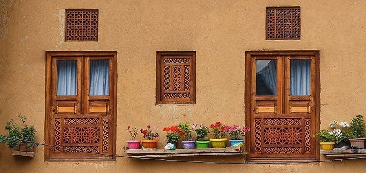 درست است. حق داریم. هیچ چیز عادی نیست. حتی اگر پولی هم درآورده شود و نانی خریده شود استرسش جماعت بازاری را پیر کرده. کارمندان هم که گویی حقوق‌شان نصف می‌شود. به دیگری می‌گویی چرا به آنها نمی‌پیوندی؟ چرا حقت را مطالبه نمی‌کنی؟