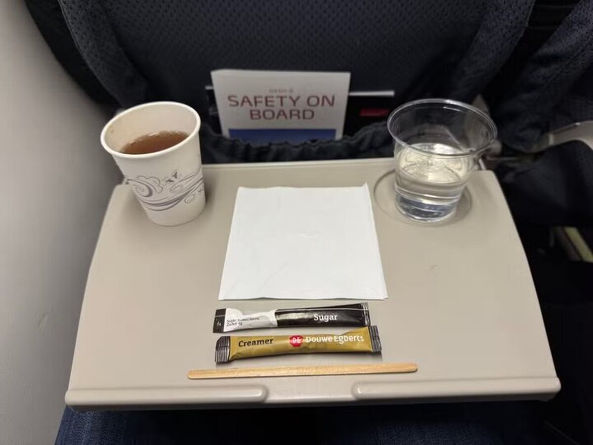 نتایج بررسی بیش از ۳۵ هزار نمونه آب مصرفی در هواپیماهای آمریکا نشان می‌دهد بخشی از آب آشامیدنی ارائه‌شده به مسافران به باکتری‌های خطرناک آلوده بوده است؛ موضوعی که بار دیگر نگرانی‌ها درباره ایمنی آب، قهوه و چای سرو شده در پروازها را افزایش داده است.