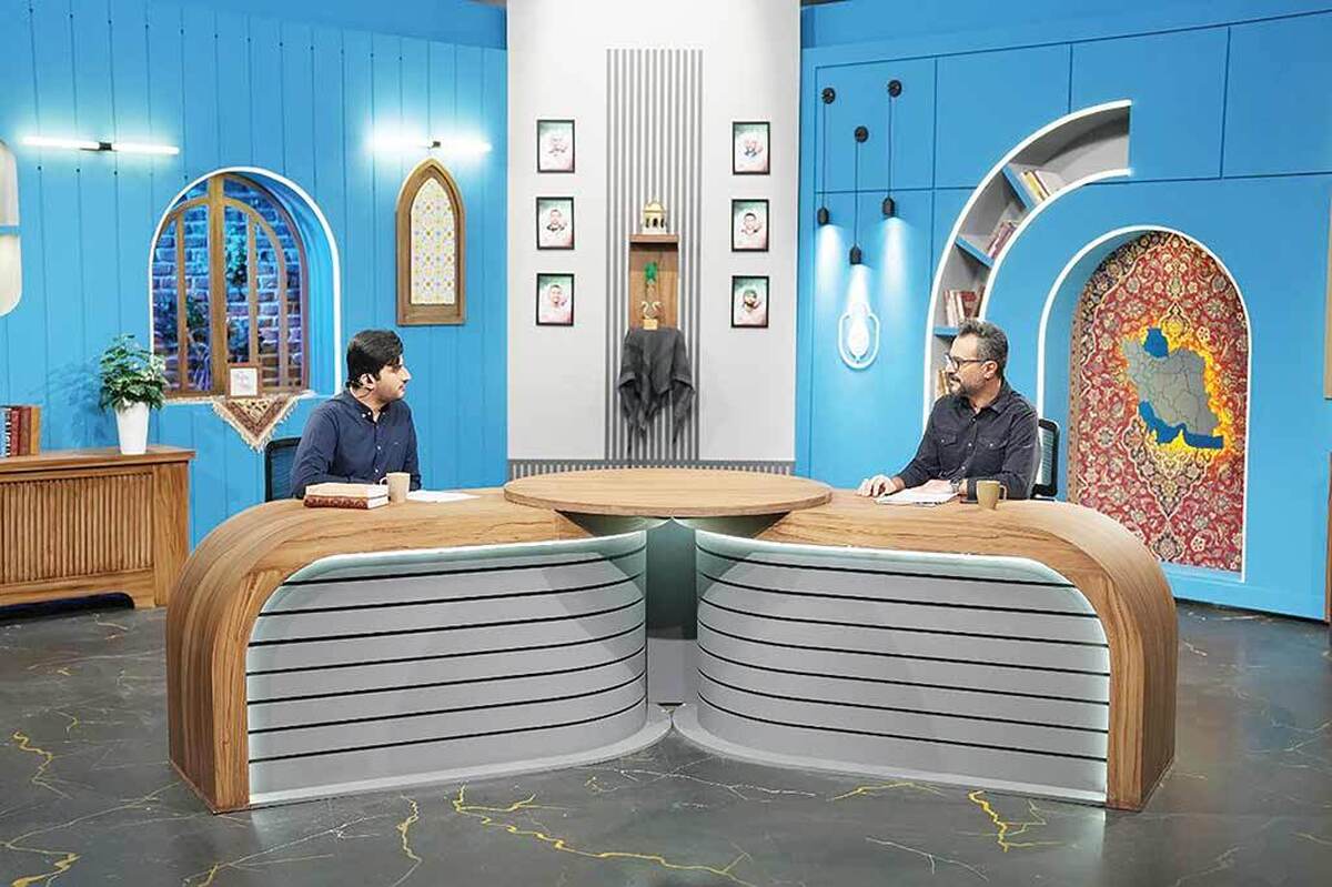 فهم برنامه «زمانه» در تلویزیون امروز ایران، از جایگاهی که برای ‌گفت‌وگو‌ قائل است‌ می‌گذرد. ‌«زمانه‌» خود را به‌عنوان یک برنامه صرفا خبری یا تحلیلی معرفی نمی‌کند. نه جدول‌محور است، نه اسیر ضرباهنگ تند خبر و نه بنا دارد با هیجان‌های فوری رقابت کند. این برنامه بر بن‌مایه‌ای بنا شده که گفت‌وگو به‌عنوان تجربه انسانی، نه صرفا تبادل اطلاعات را سرلوحه خود قرار داده است.