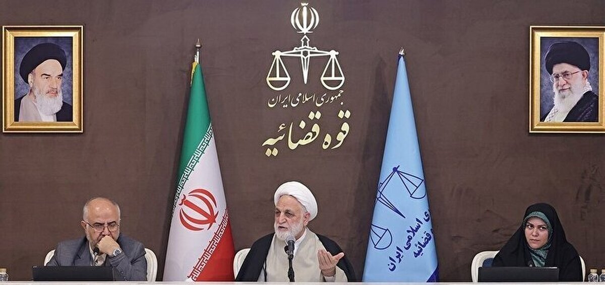 رئیس قوه قضاییه گفت: فساد یک امر مسری است؛ فساد همچون خوره است؛ فساد در یک ساحت و حوزه نمی‌ماند و به سایر عرصه‌ها سرایت می‌کند. ما در قوه قضاییه متمرکز و معطوف بر انسداد زمینه‌ها، بسترهاو گلوگاه‌های فساد شده‌ایم.