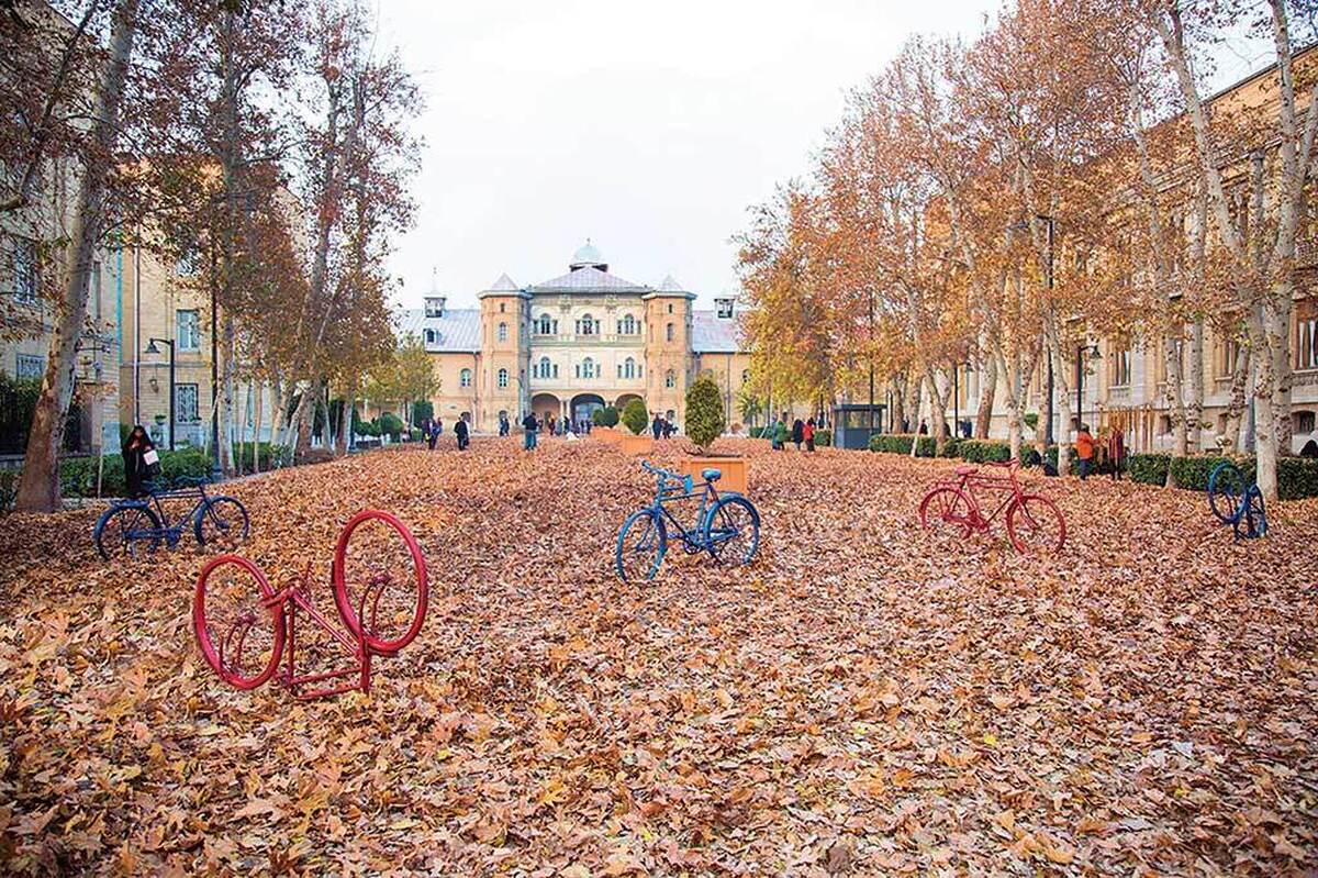 پنجمین رویداد هنرمحیطی «پاییز برگ» باهمراهی و همکاری وزارت امورخارجه، دانشگاه هنر و شهرداری منطقه ۱۲ تهران، توسط مؤسسه توسعه هنرهای تجسمی معاصر طی روزهای اخیر درمیدان مشق برگزار شده است. ایجاد بستری برای توسعه هنرهای محیطی و مشارکت و ایجاد تعامل میان هنرمند، طبیعت شهری و شهروندان هدف اصلی این رویداد عنوان شده و هنرمندان با استفاده از متریال برگ به خلق آثار پرداخته‌اند.