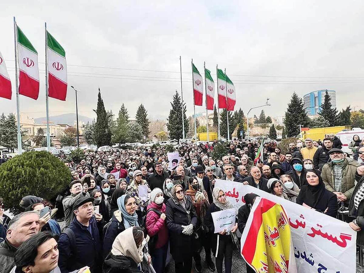 چند روز پیش بود که مقابل ساختمان ستادی وزارت بهداشت، گروهی از فعالان و درمانگران حوزه درمان اعتیاد گرد هم آمدند تا نسبت به کمبود شربت تریاک اعتراض خود را اعلام کنند.تجمعی آرام اما معنادار که نشان می‌دهد مسأله تامین این دارو از سطح گلایه‌های درون‌سازمانی فراتر رفته و به یک چالش علنی در نظام درمان اعتیاد کشور تبدیل شده است.