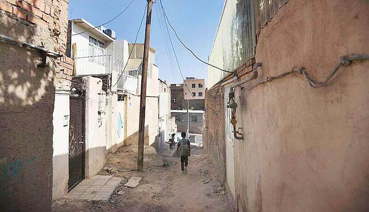 بافت‌های فرسوده شهری در ایران، با حدود دومیلیون واحد مسکونی نیازمند مقاوم‌سازی یا تخریب، نه‌تنها تهدیدی جدی برای ایمنی ساکنان هستند، بلکه ظرفیت بسیار خوبی برای پاسخگویی به نیاز مسکن کشور محسوب می‌شوند. تجربه نشان می‌دهد هر واحد فرسوده تخریب‌شده به‌طور متوسط به سه واحد جدید تبدیل می‌شود. بنابراین، نوسازی دومیلیون واحد موجود می‌تواند به ایجاد حدود شش‌میلیون واحد مسکونی جدید منجر شود.