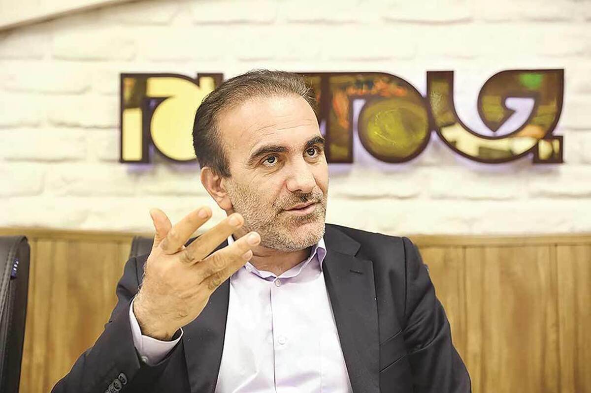 نظام سلامت کشور این روزها در یکی از پیچیده‌ترین گذرگاه‌های خود قرار گرفته است؛ جایی که فشار فزاینده هزینه‌های درمان، بیش از هر زمان دیگری بر دوش مردم سنگینی می‌کند، انگیزه پزشکان برای ادامه خدمت در داخل کشور کاهش یافته و شکاف میان قانون و اجرا، عمیق‌تر از همیشه خود را نشان می‌دهد.