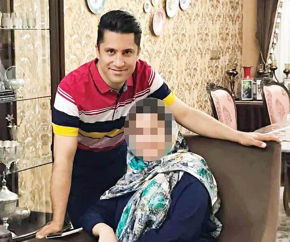 زن جوان که سناریوی هولناکی را برای قتل شوهرش طراحی و با کمک زنی رمال اجرا کرده بود، به‌همراه همدستش دستگیر شدند. متهمان وقتی نتوانستند با سم طلافروش ۳۸ ساله را از پا درآوردند، او را خفه کردند. چند‌روزی است که اهالی استان یزد در مورد قتل جوان ۳۸ ساله طلافروشی به‌نام جواد صحبت می‌کنند که توسط همسرش و همدست او به قتل رسیده است. به‌گفته یکی از بستگان مقتول، جواد و متهم ۳۸ ساله به‌طور اتفاقی در خیابان آشنا شدند و ارتباط‌شان آغاز شد.