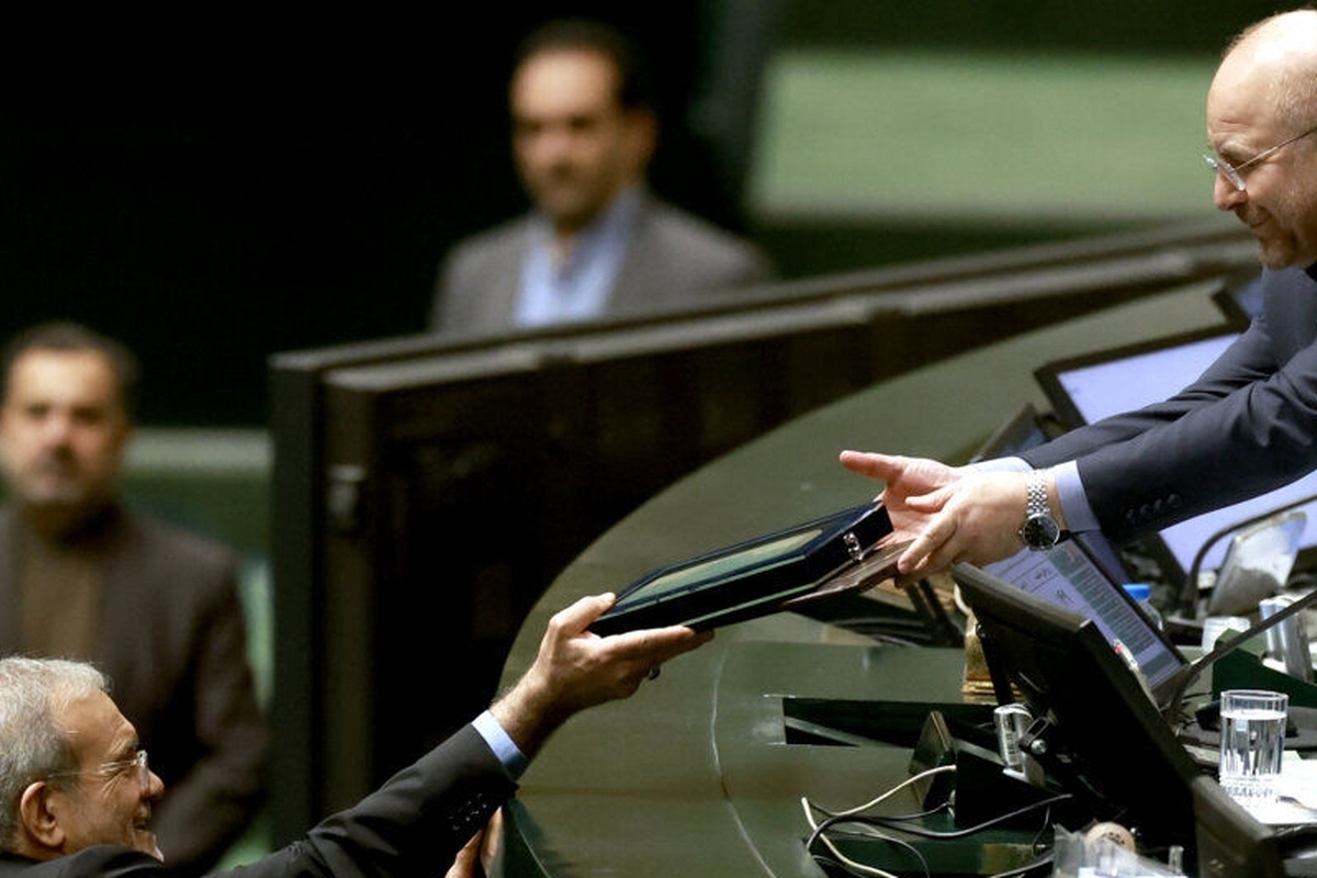 رئیس جمهور لایحه بودجه ۱۴۰۵ را به هیات رئیسه مجلس شورای اسلامی تقدیم کرد.