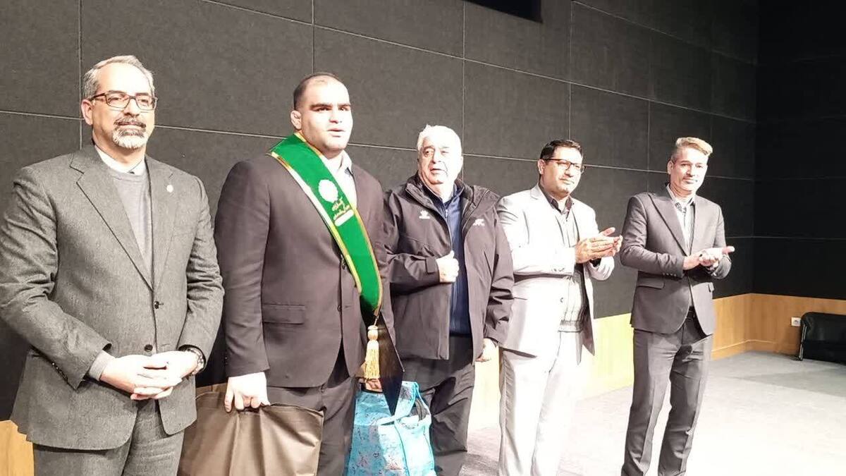 به مناسبت هفته مقاومت آیین افتتاحیه مسابقات ورزشی بانک ملی ایران با حضور گسترده ورزشکاران و مدیران بانکی و مسئولین اجرایی در شهر کرمان برگزار شد.