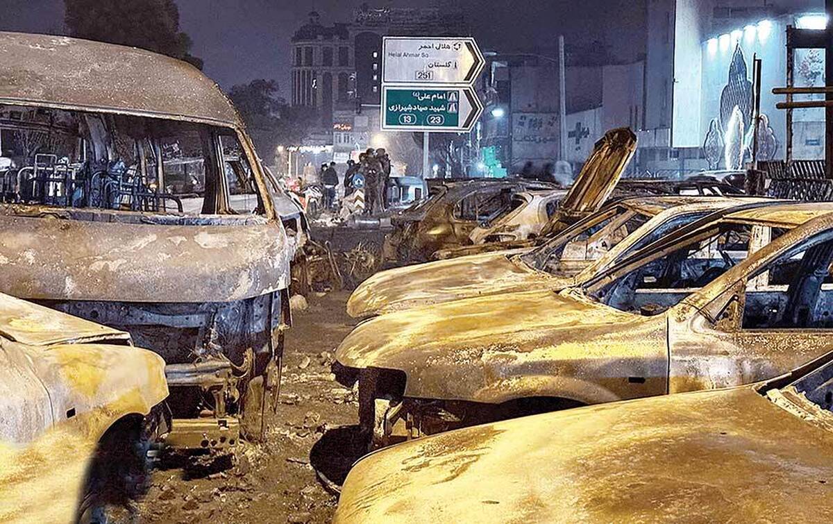 چندی پیش تعدادی از بازاریان به‌دلیل نوسانات ارزی اعتراض کردند و معتقد بودند در این شرایط امکان خرید و فروش وجود ندارد اما برخی افراد سودجو وارد جمعیت بازاریان شدند و به‌صورت هدفمند اقدام به تخریب اموال عمومی کردند.