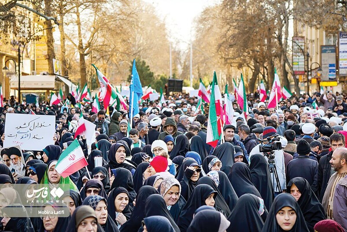 دشمنان دنبال نابودی ملت ایران و اسلام هستند و قصد دارند تمام امکاناتی را که در اختیار ملت ایران است، در اختیار بگیرند؛ آنان برای دستیابی به این هدف می‌خواهند بین مردم تفرقه و جدایی بیندازند.