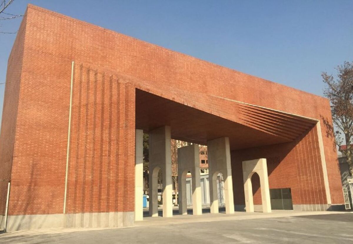 جمعی از اعضای هیات علمی دانشگاه صنعتی شریف در نامه‌ای به مردم ایران از رفتارهای غیراخلاقی و مخل وحدت ملی یکی از اعضای هیات علمی این دانشگاه اعلام برائت کردند.