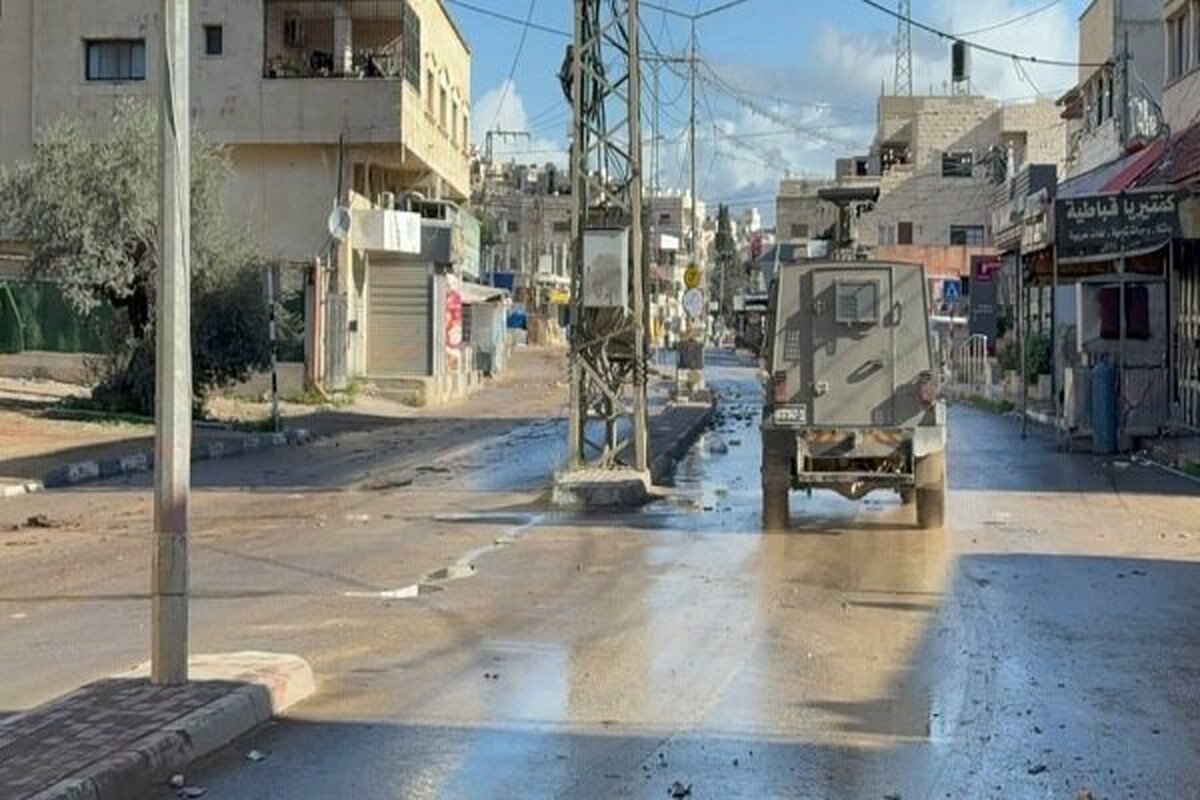 منابع فلسطینی از تداوم یورش نظامیان رژیم صهیونیستی به مناطق مختلف کرانه باختری خبر دادند.